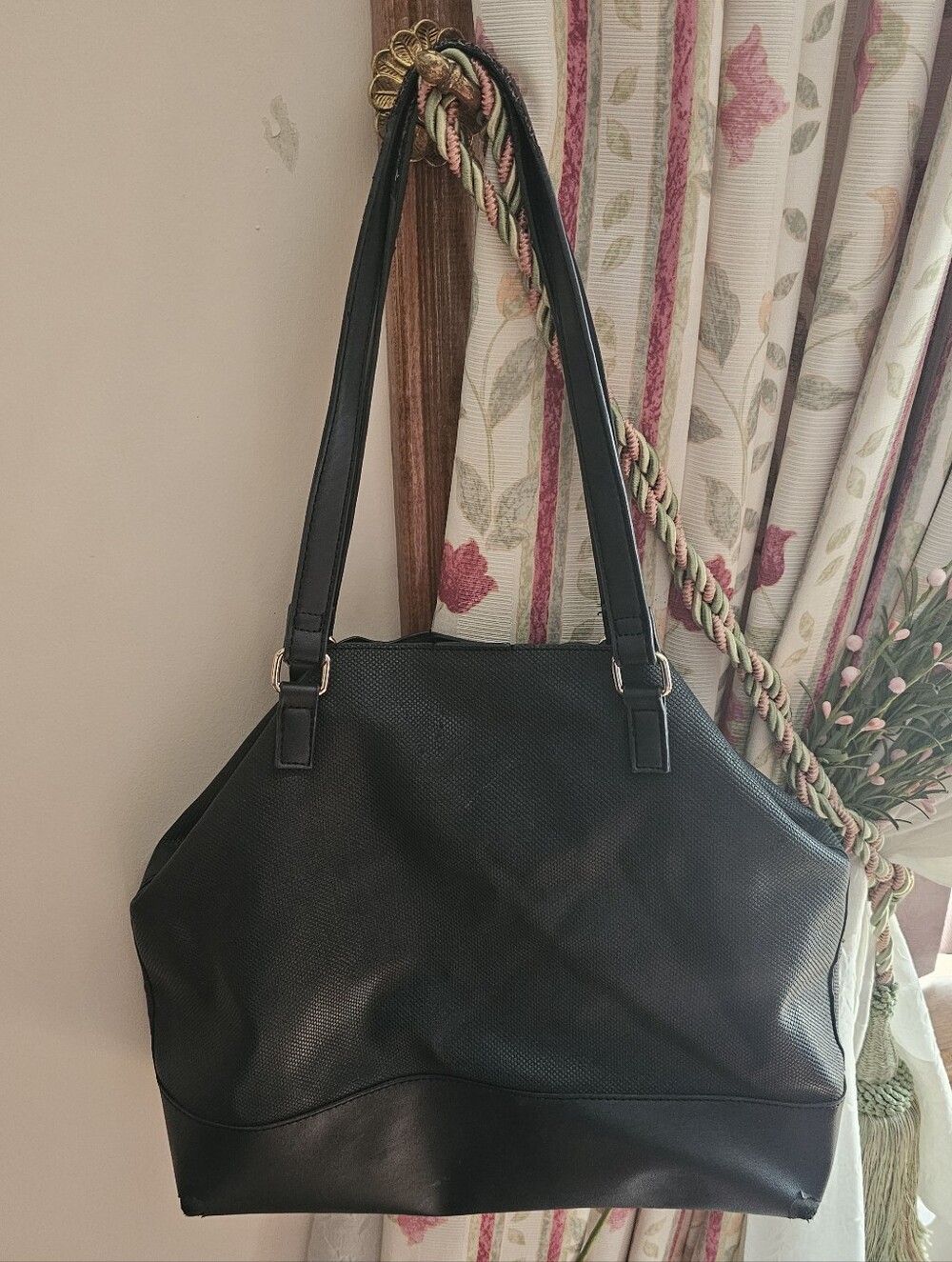 Mia & Luca Black Slouchy Shoulder Bag